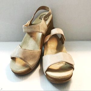 Dansko Sandals Sonnet Full Grain Tan Shimmer Suede Leather Platform Sz EU 39 GUC